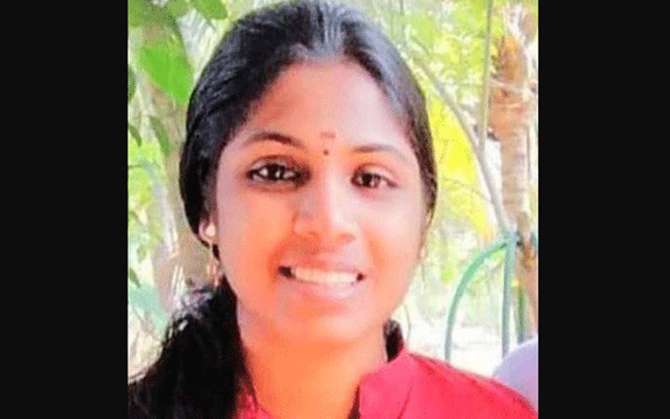 Kasargod: 18-year-old student who sustained injuries after falling off running train, dies