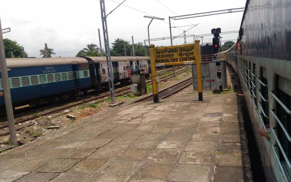 Cash, gold worth lakhs of rupees robbed from two Mangaluru-bound trains