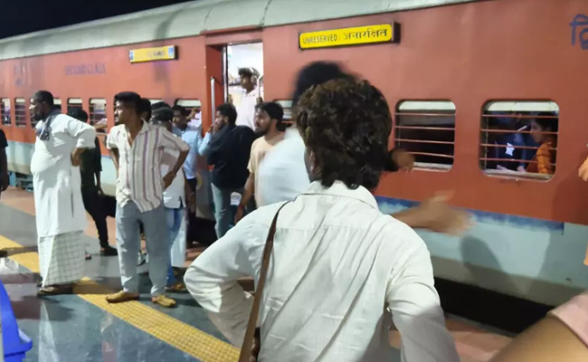 Karnataka: Woman delivers baby on train after emergency halt in Dakshina Kannada