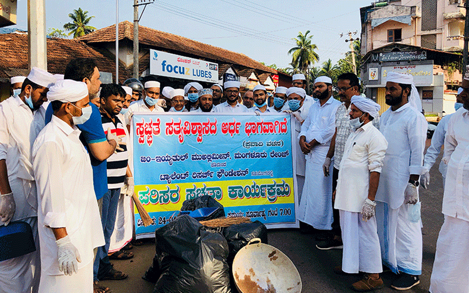 Mangaluru : Cleanliness drive by  Madrasa teachers