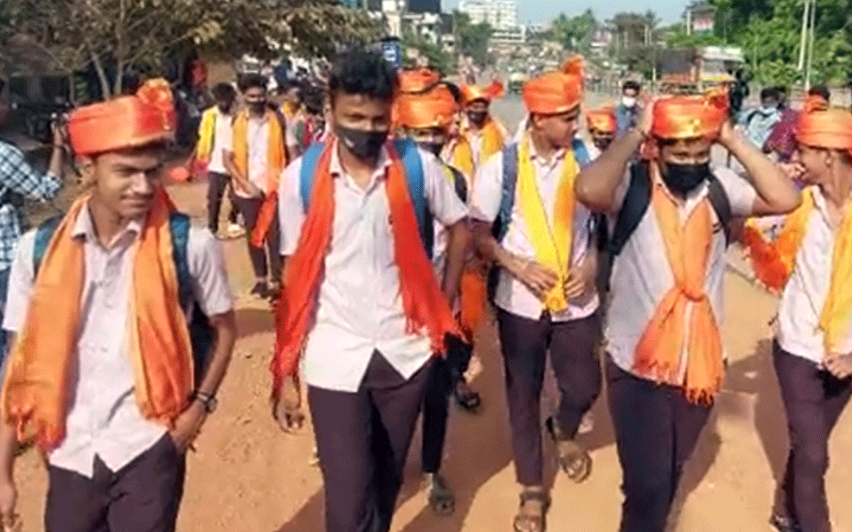 Students at Udupi's MGM college turn up with saffron shawls, turban