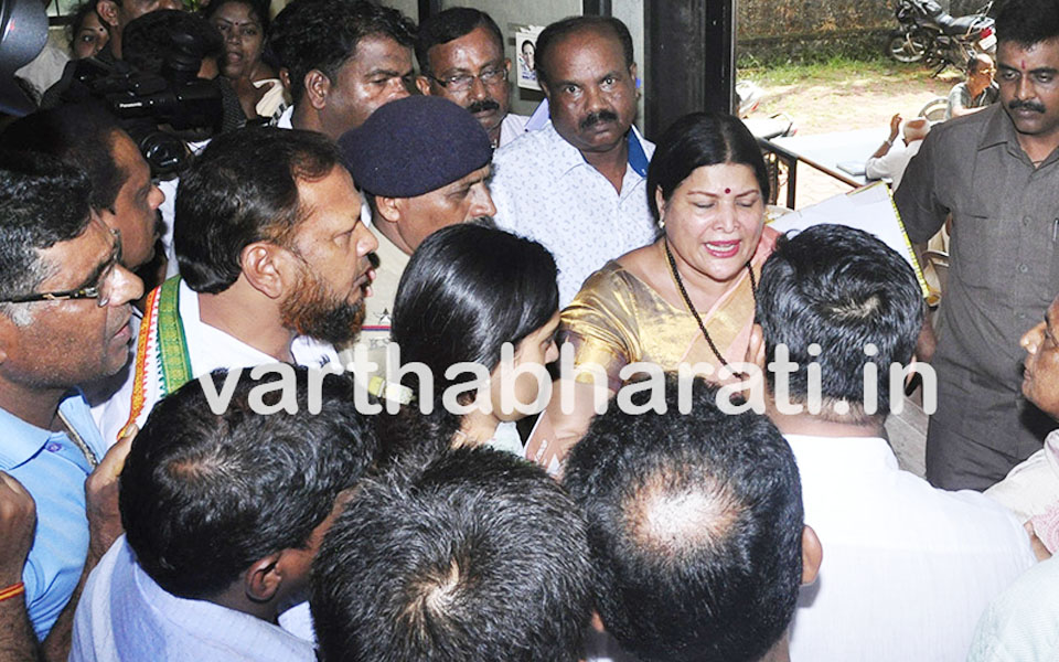 Party workers gherao district in-charge minister in Udupi