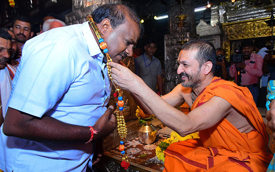 CM Kumaraswamy visits Sri Krishna Mutt at Udupi