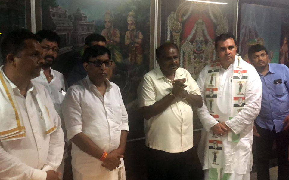 Udupi: HD Kumaraswami visits Shri Krishna Math