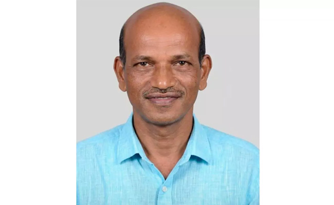 Udupi DC office staffer dies of electric shock while plucking mangoes