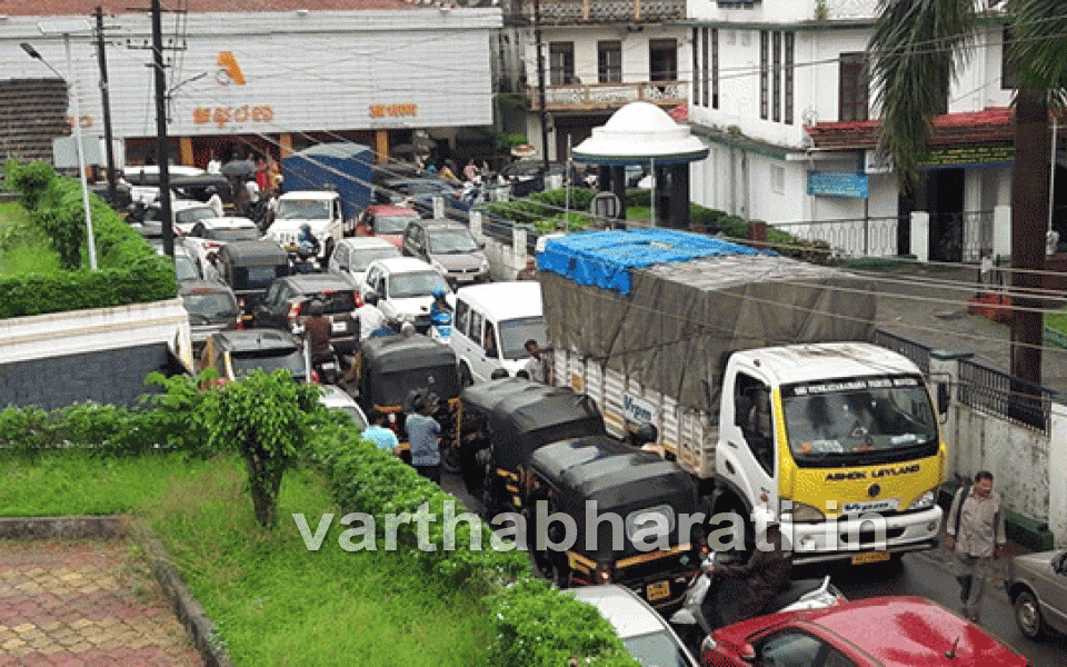 Diwali effect: Traffic in Udupi city blocked since Saturday morning