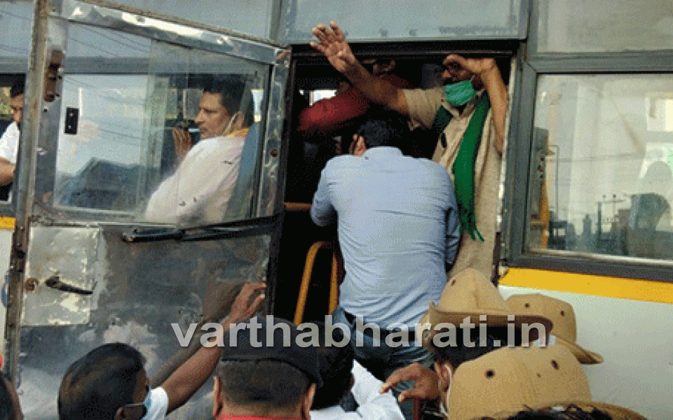 Karnataka Bandh: Protesters arrested for blocking roads in Udupi