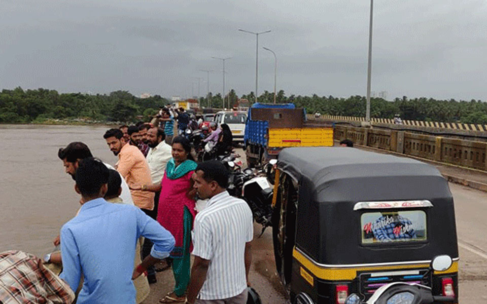 Youth commits suicide by jumping off Ullal Bridge