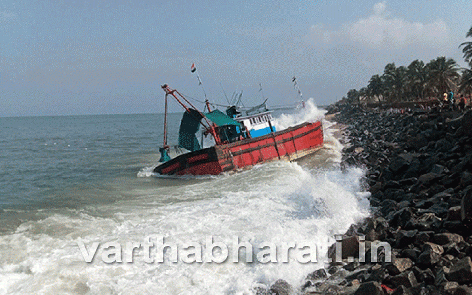 Fishing boat crashes near Ullal, crew rescued