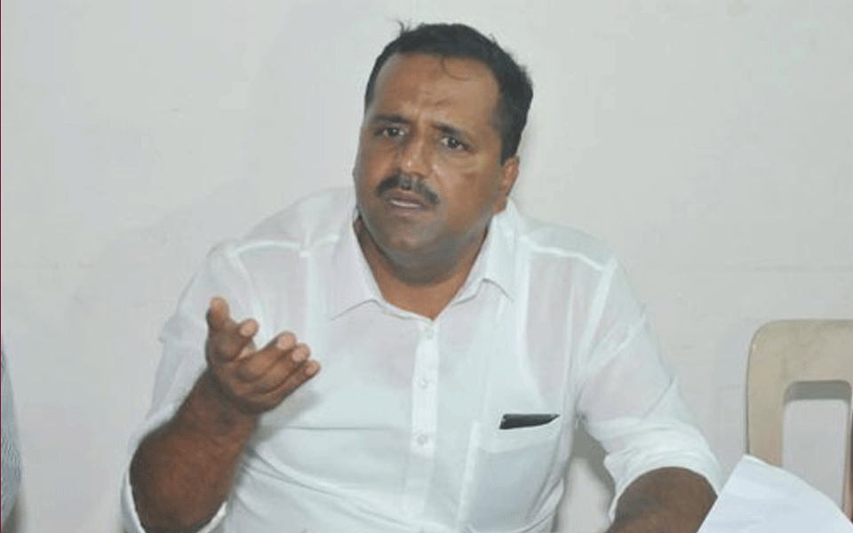 Death of woman: MLA Khader promises compensation