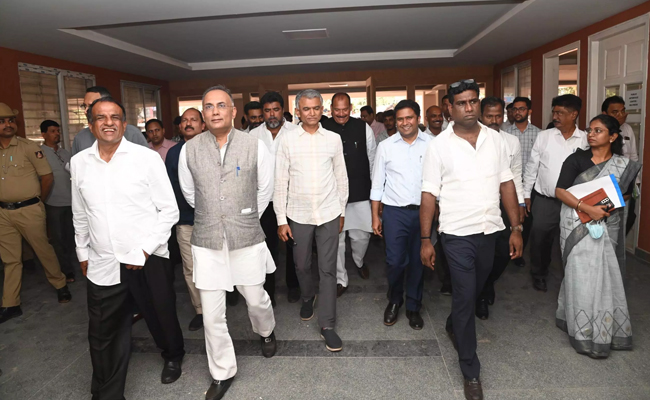 Mangaluru: Move to new office in Padil within a month, ministers tell Dakshina Kannada DC