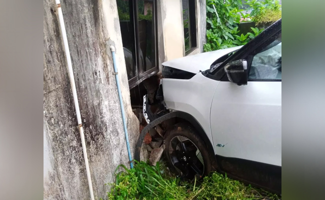 Manipal: Car crashes into Municipal Council pump house, staff escapes injury