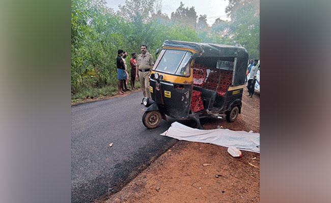 Auto rickshaw topples on road near Vitla; driver killed on the spot