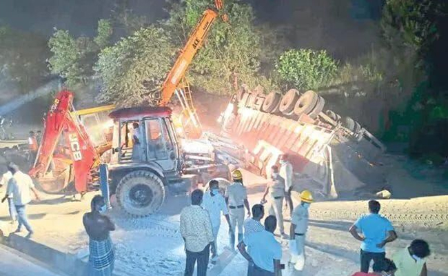 Cement truck overturns, driver killed on the spot in Byndoor