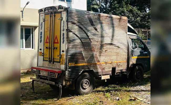 Vehicle topples on Bhatkal-Byndoor road; Found to be transporting cattle amid fish