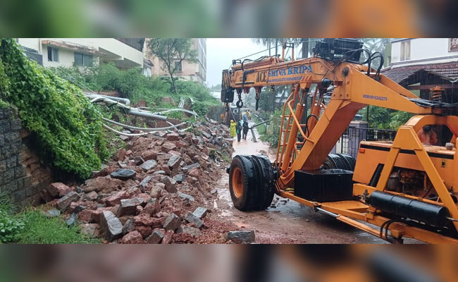 Heavy rains continue to lash Dakshina Kannada; Landslides, waterlogging reported