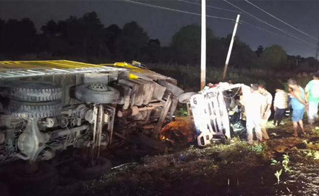 Vijayanagara: One dead, 12 injured as trucks hits their vehicle from behind on NH 50
