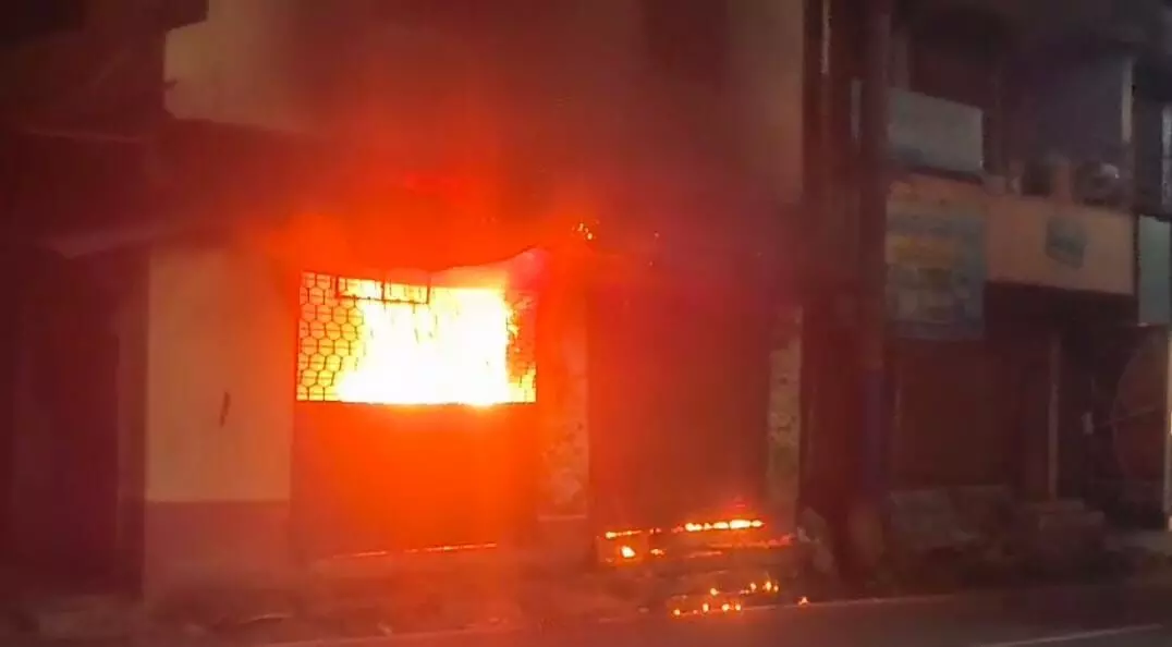 Fire breaks out at Ruskin Complex in Vitla, two shops gutted