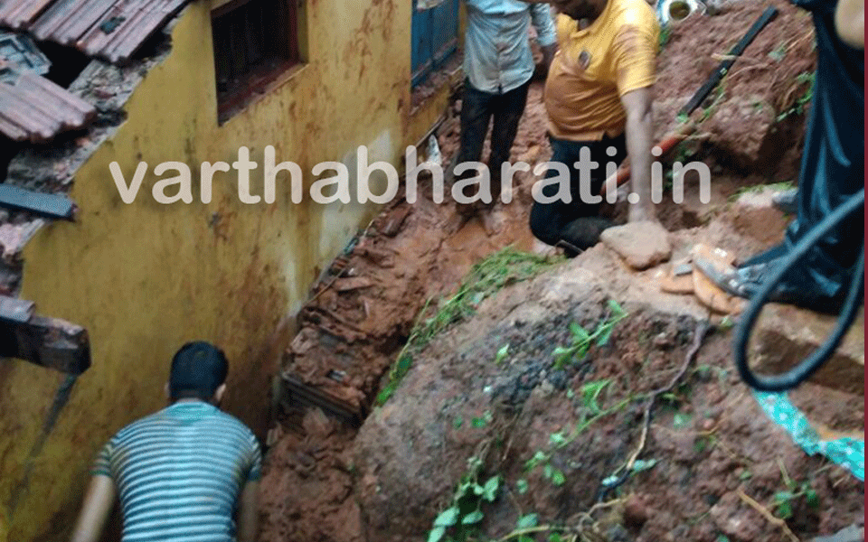 Wall collapsed: Woman suspected to be trapped, rescue operation is on