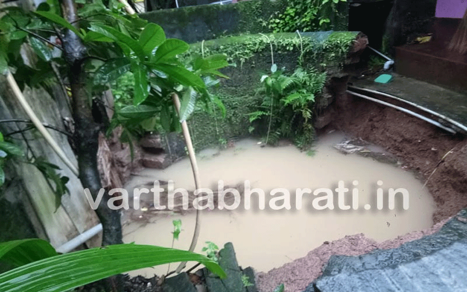 Kapu: Well collapsed due to incessant rain, poses a danger to house