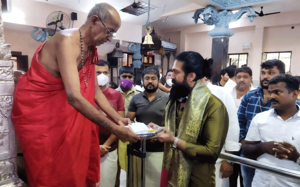 KGF Star Yash arrives at Kundapur, visits Aanegudde Temple, plays cricket with local boys