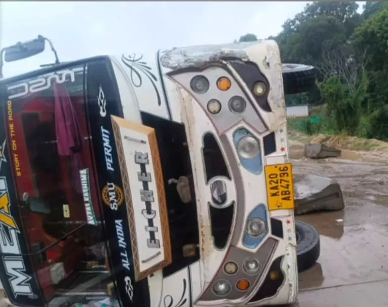 Sakleshpur: Fish transport lorry overturns on NH 75 as driver loses control due to rains
