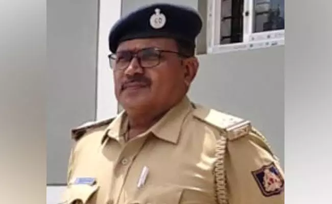 Ballari: APMC ASI Shrinivas Rao dies of heart attack while on duty at Janaspandana