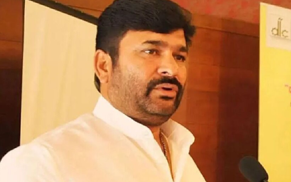 Smoke engulfs bus carrying convicted Cong MLA Vinay Kulkarni