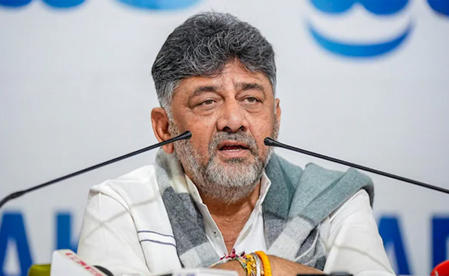 Shivakumar visits ailing Minister Sudhakar at KIMS hospital