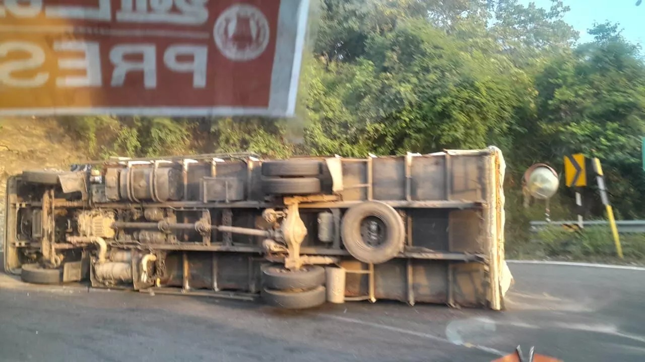 Lorry overturns at Dhimbam Ghat, disrupting traffic between Karnataka-Tamil Nadu