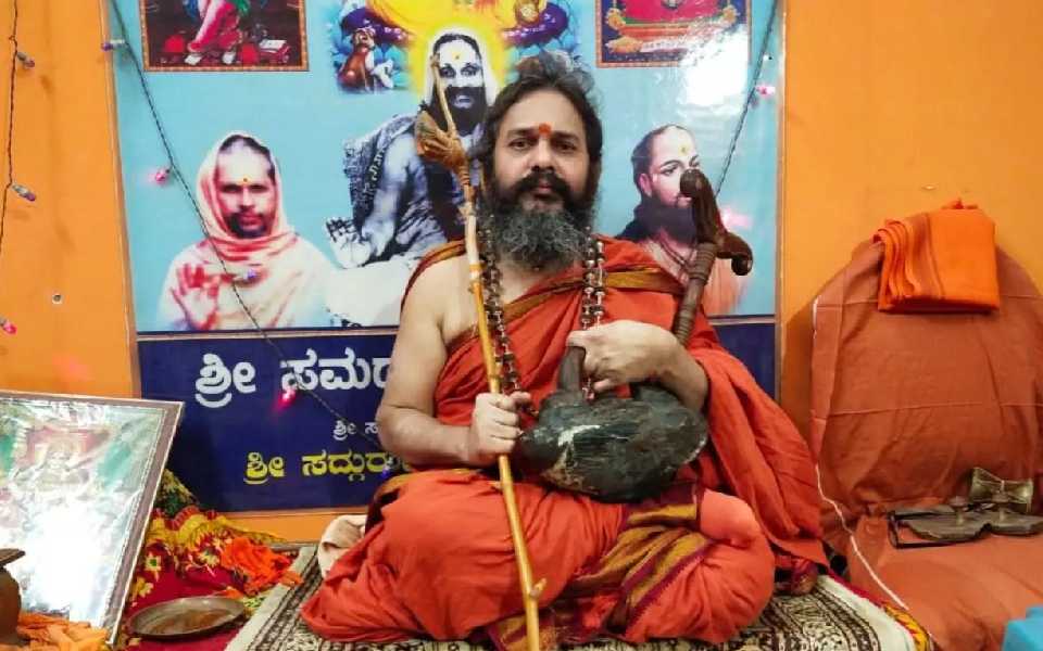 Atmananda Saraswati Swamiji calls for killing of Muslims,Christians in viral video; Triggers outrage