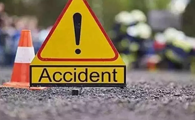 Eight fruit vendors killed, ten injured as truck fell into valley in Karnataka's Yellapura