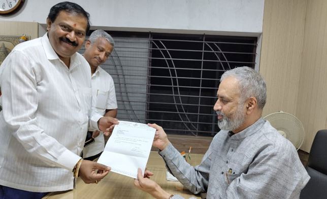 Congress MLA Akhanda Srinivas Murthy resigns