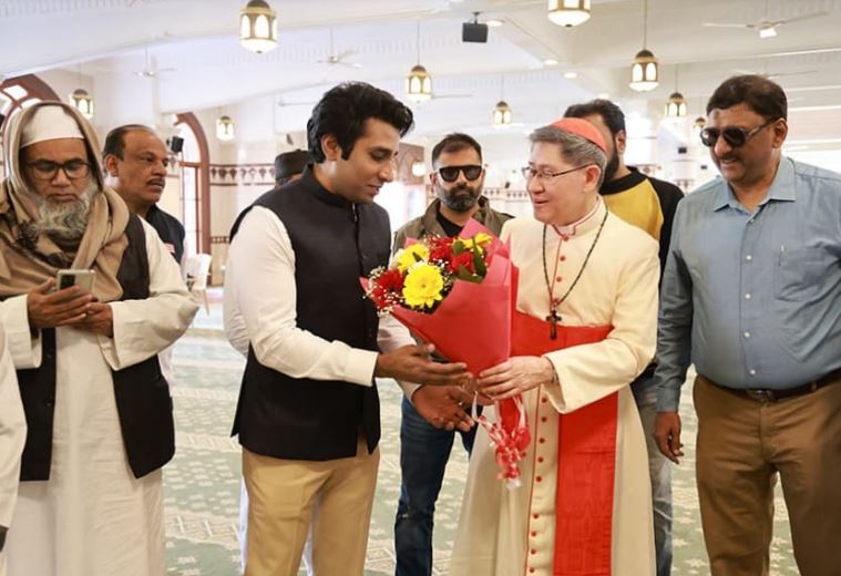 Luis Antonio Cardinal Tagle arrives in B’luru, meets Masjid, temple board members