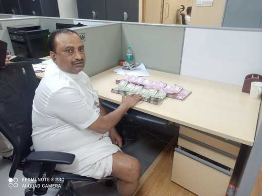 Karnataka: Raid on Municipal official leads to cash, liquor haul