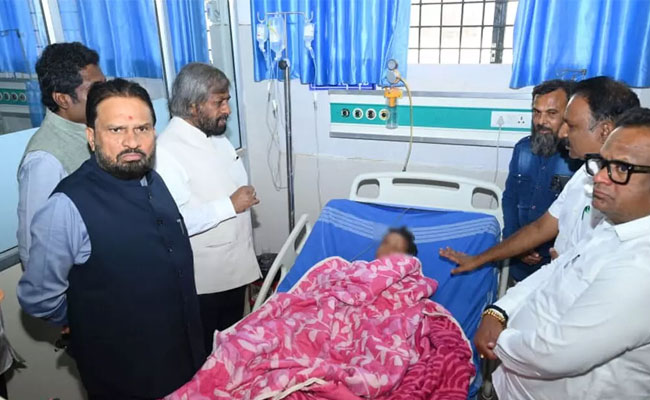 Explosion in Molakera village: Minister Eshwara Khandre inquiries about health of injured