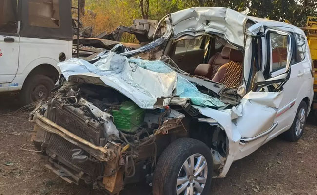 Bidar: Car hits stationary lorry in Humanabad, driver dies on the spot