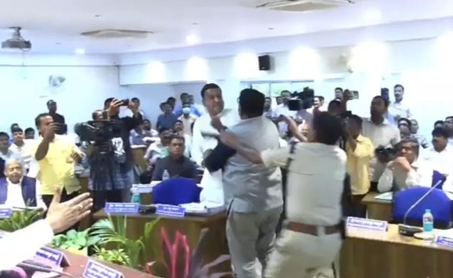 BJP MLA and Cong MLC come to blows during KDP meeting in Bidar