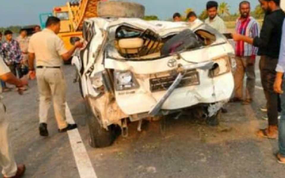 Five injured after car overturns in Bengaluru-Mysuru expressway’s flyover