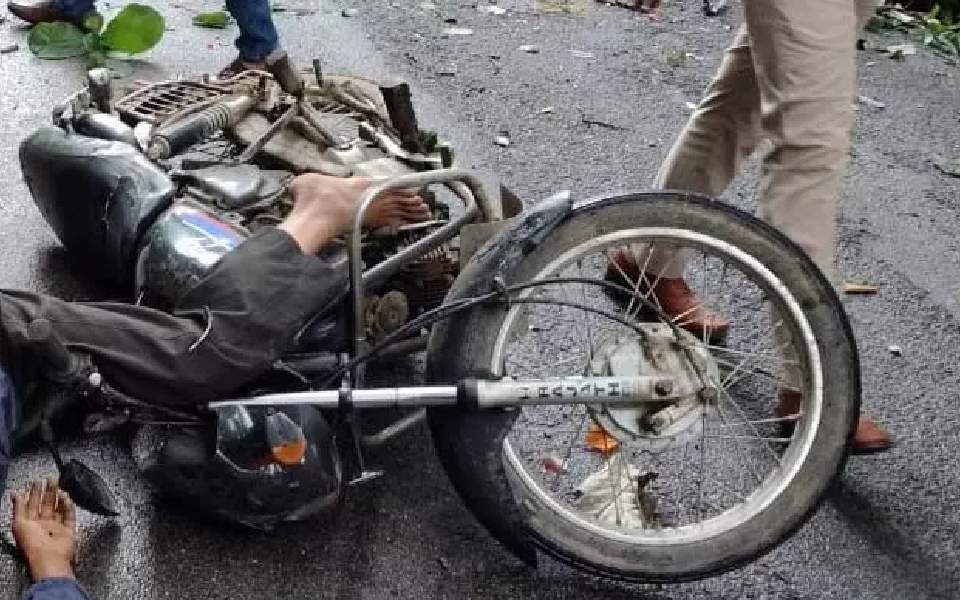50-yr-old rider injured as branch falls on him on Balehonnur road amid heavy rain, dies in hospital