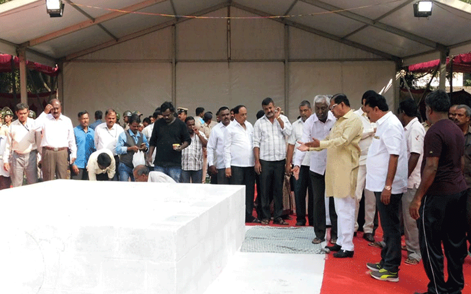 DCM inspects on-going preparations for Ambareesh's funeral at Kanteerava Studio