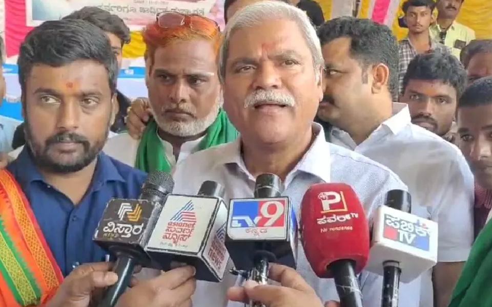 Minister Darshanapur accuses Kumaraswamy of blackmailing voters over irrigation promise