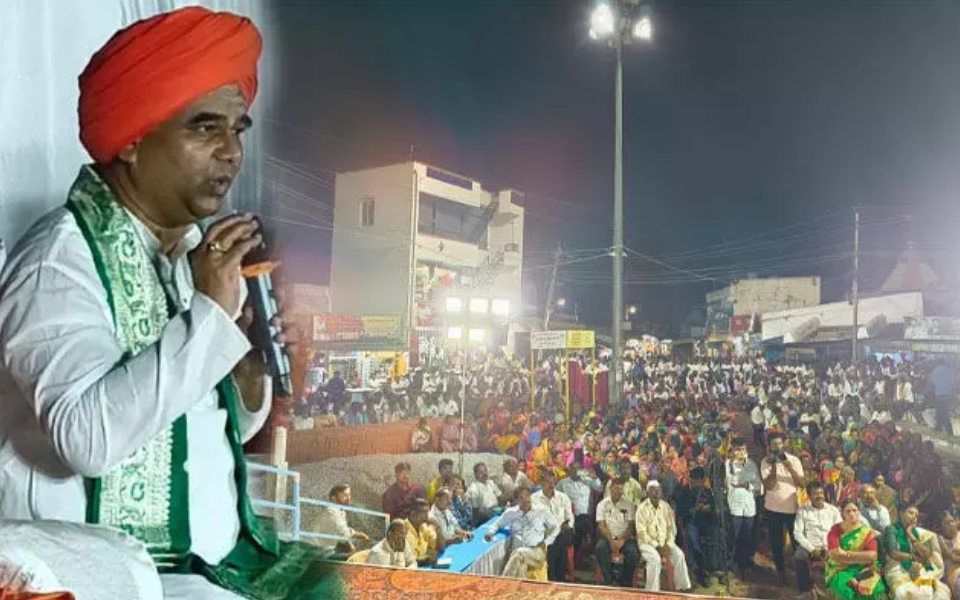 Dingaleshwar Swami campaigns in Dharwad, asks voters to ensure Pralhad Joshi is defeated