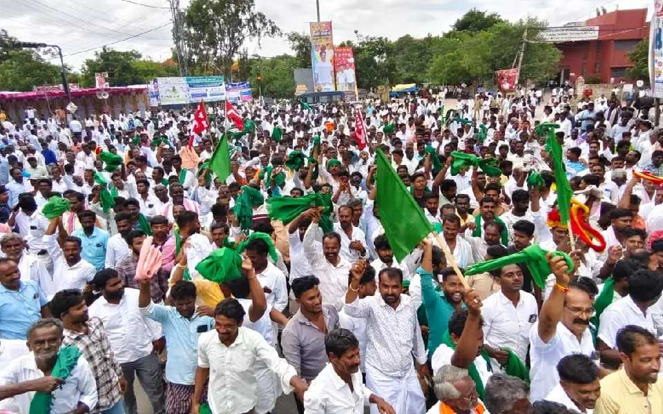 Farmers stage protest, organize bandh in Sindhanur demanding purchase of corn