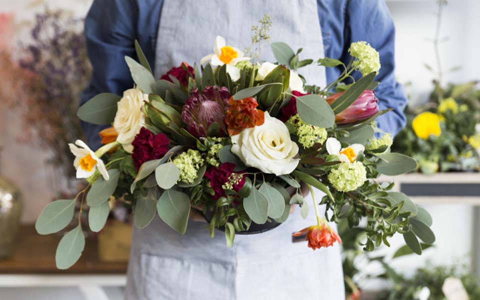 Цветы мужчине по этикету. Flowers vendor.