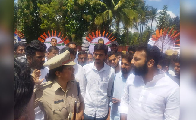 Youth Cong leaders confront cops after being denied permission to welcome Rahul at Mysuru Airport