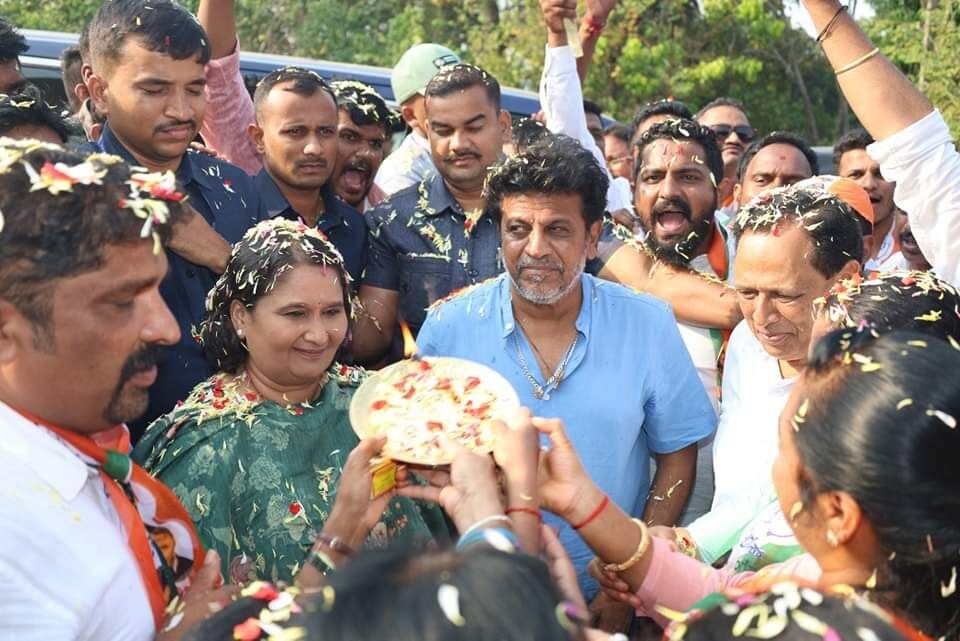 Congress candidate Geetha Shivraj Kumar campaigns vigorously in Shimoga