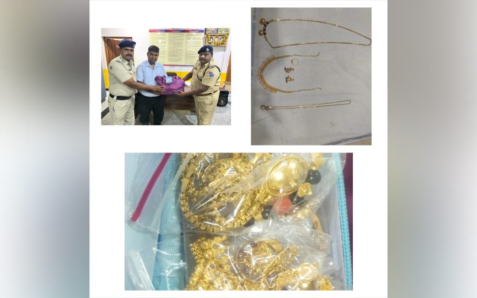 Bengaluru: Gold ornaments left on train safely returned to passenger by SWR