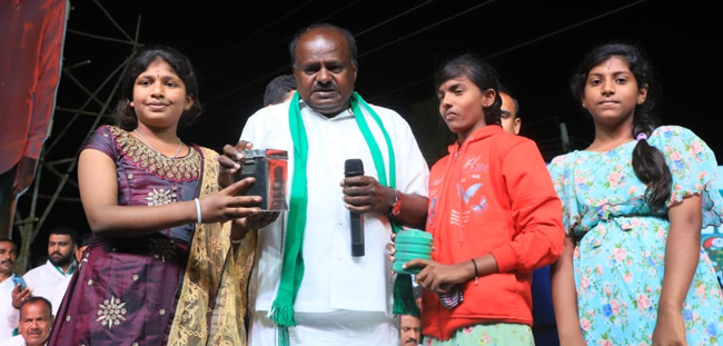 'We want you as next CM, Uncle': Students in Nagamangala request HDK during Rathayatra