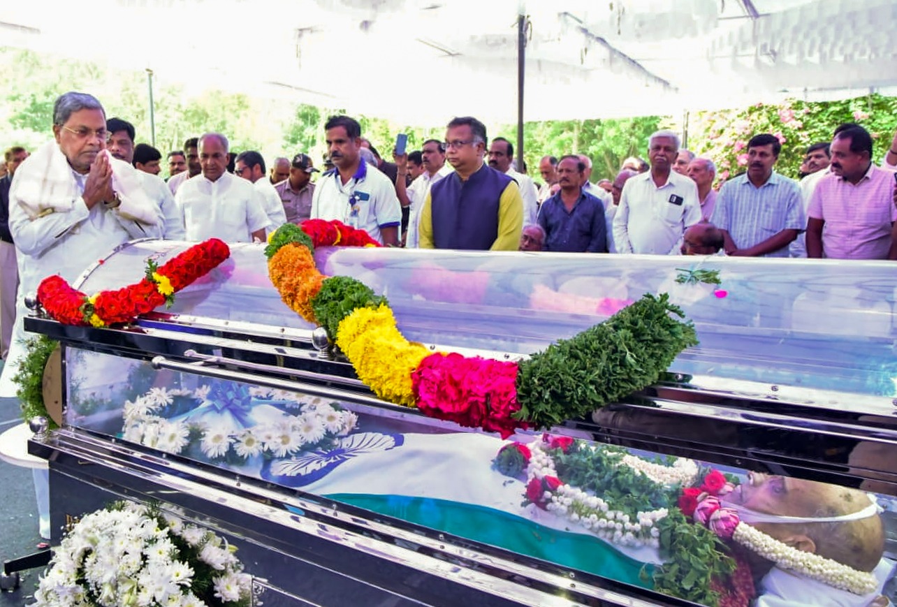 Karnataka Guv, CM Siddaramaiah, ISRO chief pay last respects to Kasturirangan